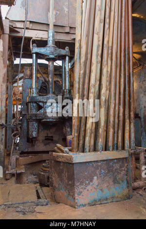 Site de construction avec les machines de perçage et les tuyaux hydrauliques Banque D'Images