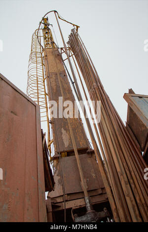 Site de construction avec les machines de perçage et les tuyaux hydrauliques Banque D'Images