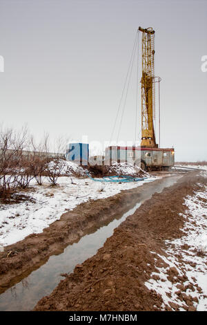 Site de construction avec les machines de perçage et les tuyaux hydrauliques Banque D'Images