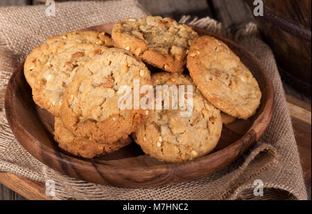 Libre d'une pile de biscuits sur une plaque de bois Banque D'Images