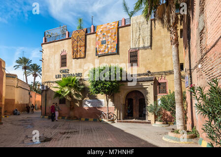 Marrakech, Maroc - 8 décembre 2016 : belle rue et la plus grande boutique de tapis chez les nomades à Marrakech, Maroc, Afrique. Banque D'Images