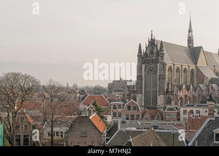 Vue sur l'église médiévale (1314) dans la ville de Leiden aux Pays-Bas de maisons médiévales à proximité. Banque D'Images