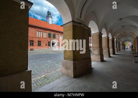 Hôtel de ville gothique prises à partir de l'arcades de l'ancien immeuble de la vieille ville d'Olsztyn, Pologne Banque D'Images