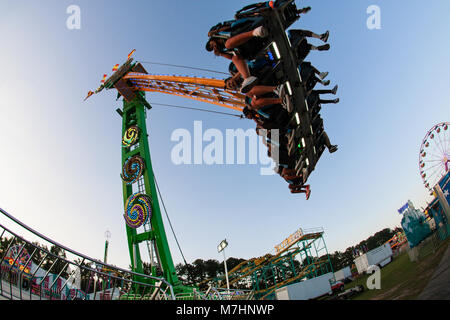 Les adolescents profitez de la vitesse et la hauteur d'un effrayant ride à la foire du comté de Gwinnett, le 22 septembre 2017 à Lawrenceville, GA. Banque D'Images
