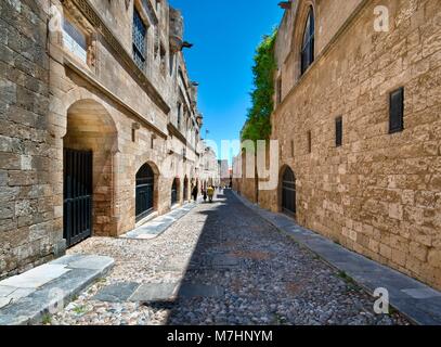 RHODES, Grèce - Mai 08 : Ippoton rue connue sous le nom de rue des Chevaliers -rue étroite de la vieille ville médiévale bordée d'auberges de différentes nationalités Knights Banque D'Images