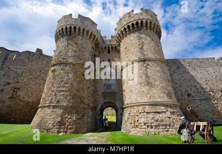 Vue imaginaire de fortifications de la vieille ville de Rhodes dans le passé - Marine Gate (Porte de la mer), Rhodes, Grèce Banque D'Images