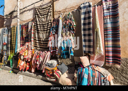 Marrakech, Maroc - 8 décembre 2016 : les textiles de style islamique et de souvenirs sur les célèbres souks dans la médina de Marrakech, Maroc. Banque D'Images