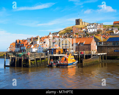 Whitby Harbour avec la station de sauvetage et l'église de Sainte Marie dans la lumière du soleil de l'après-midi d'hiver Banque D'Images