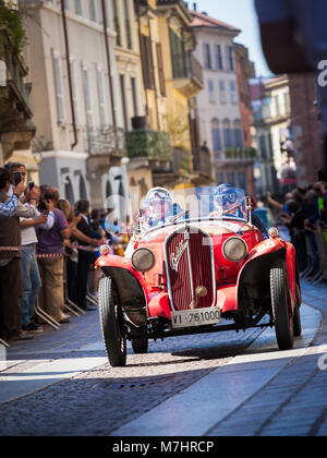 Monza, Italie - 22 mai 2016 : Le rallye de voitures classiques historiques Millemiglia passe par Monza avec leurs voitures anciennes et à la mode Banque D'Images