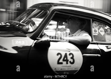 Monza, Italie - 22 mai 2016 : Le rallye de voitures classiques historiques Millemiglia passe par Monza avec leurs voitures anciennes et à la mode Banque D'Images