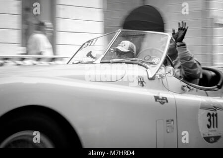 Monza, Italie - 22 mai 2016 : Le rallye de voitures classiques historiques Millemiglia passe par Monza avec leurs voitures anciennes et à la mode Banque D'Images