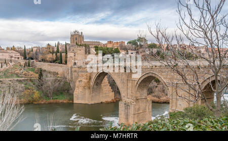 Vue de Tolède murs, Monastère de San Juan de los Reyes et Puente de San Martin Pont sur le Tage (Tajo) Banque D'Images