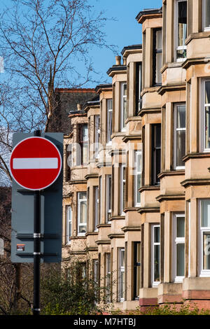 Vue de la rangée de grès traditionnels tenement apartment buildings in Glasgow West End. Pas d'entrée pour indiquer trop chères à l'achat pour première fois b Banque D'Images