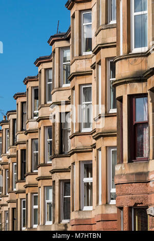 Vue de la rangée d'immeubles d'appartements locatifs de grès traditionnels dans le West End de Glasgow, Ecosse, Royaume-Uni Banque D'Images