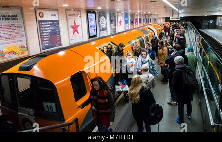 Avis de rame de métro et les passagers de la plate-forme de la station de métro sur le métro de Glasgow, l'Écosse, Royaume-Uni Banque D'Images