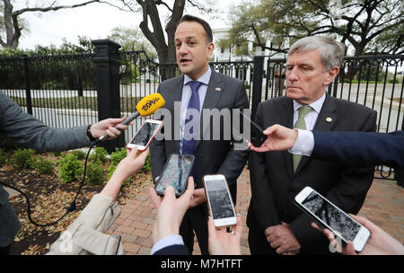 Taoiseach Leo Varadkar et l'Ambassadeur Dan Mulhall parlant à la presse après une réunion avec le gouverneur du Texas, Greg Abbott à l'Hôtel des Gouverneurs à Austin au début de sa visite d'une semaine pour les États-Unis d'Amérique. Banque D'Images