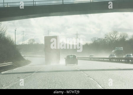 Et l'éblouissement de pulvérisation après la pluie sur l'autoroute M5 southbound en Angleterre UK GB 4 mars 2018 après la tempête Emma. Banque D'Images