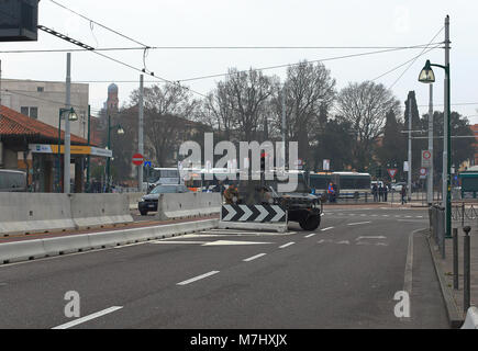 Venise, Italie. Mar 10th, 2018. Au 28 août 2017, ont été construites sur la porte de 'Venise Piazzale Roma', la barrière anti-terroriste lors d'un démarrage dans le Festival du Film de Venise. Huit mois après l'impuissant des bourrelets en béton sont toujours là. L'installation continue à vérifier la viabilité de l'écoulement du trafic, et des piétons. Les obstacles s'étendant sur le Ponte Della Libertˆ à Piazzale Roma de l'avant, sont conçues pour bloquer toute attaque des véhicules, une voiture blindée était le contrôle du trafic. Credit : ALEJANDRO SALA/Alamy Live News Banque D'Images