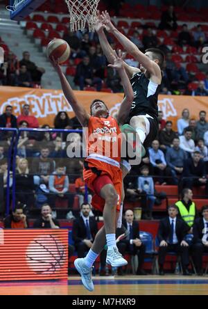 Zagreb, Croatie. Mar 10, 2018. Filip Kruslin (L) de Cedevita va au panier pendant 22 Ronde match de basket de la Ligue ABA entre Cedevita et Partizan à Zagreb, Croatie, le 10 mars 2018. Cedevita a gagné 84-75. Credit : Marko Lukunic/Xinhua/Alamy Live News Banque D'Images