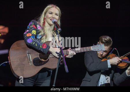 Londres, Angleterre. 10 mars 2018, Ashley Campbell réalise un hommage à son père Glen Campbell au cours de pays à l'autre à l'O2 Arena le 10 mars 2018, Londres. L'Angleterre.© Jason Richardson / Alamy Live News Banque D'Images