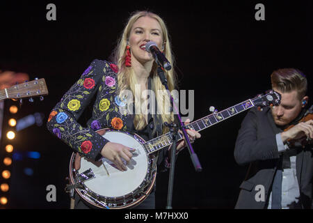 Londres, Angleterre. 10 mars 2018, Ashley Campbell réalise un hommage à son père Glen Campbell au cours de pays à l'autre à l'O2 Arena le 10 mars 2018, Londres. L'Angleterre.© Jason Richardson / Alamy Live News Banque D'Images