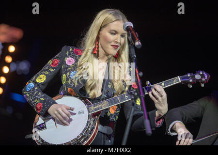 Londres, Angleterre. 10 mars 2018, Ashley Campbell réalise un hommage à son père Glen Campbell au cours de pays à l'autre à l'O2 Arena le 10 mars 2018, Londres. L'Angleterre.© Jason Richardson / Alamy Live News Banque D'Images