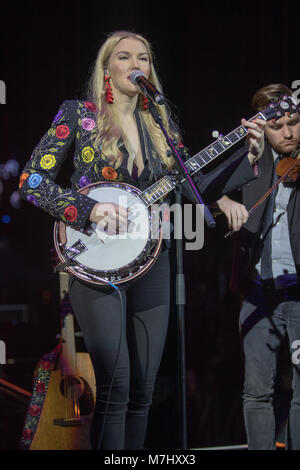 Londres, Angleterre. 10 mars 2018, Ashley Campbell réalise un hommage à son père Glen Campbell au cours de pays à l'autre à l'O2 Arena le 10 mars 2018, Londres. L'Angleterre.© Jason Richardson / Alamy Live News Banque D'Images