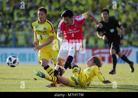 Sankyo Frontier Kashiwa Stadium, Chiba, Japon. Mar 10, 2018. (L à R) Hotaru Yamaguchi (Cerezo), Ataru Esaka (Reysol), 10 mars 2018 - Football : 2018 J1 match de championnat entre Kashiwa Reysol 1-1 Cerezo Osaka Sankyo Frontier Kashiwa Stadium, Chiba, Japon. Tsukida Crédit : Jun/AFLO SPORT/Alamy Live News Banque D'Images