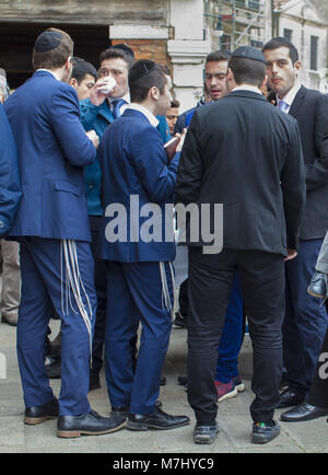 Venise, Italie. Mar 10th, 2018. Les membres de la communauté juive dans le Campo del nuovo Getto, pendant la célébration du Shabbat, jour de la fête de la communauté d'Israël à Venise.Le Campo del Ghetto Nuovo est situé à Venise dans le quartier de Cannaregio. Le Campo del Ghetto Nuovo est le véritable centre de la ghetto juif de Venise. Ce ghetto a été le premier dans le monde et a pris son nom d'une fonderie existante où ils ont dissous ou 'jeté' les métaux nécessaires à la construction navale dans l'Arsenal. D'où le nom 'Jet' et donc "ghetto", dans lequel tout le monde reconnaît aujourd'hui un lieu de ségrégation.l Banque D'Images