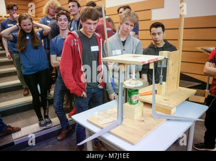 Vancouver, Canada. Mar 10, 2018. Les élèves participent à la 40e Jeux Olympiques de la physique annuel tenu à l'Université de la Colombie-Britannique à Vancouver, Canada, 10 mars 2018. Credit : Liang Sen/Xinhua/Alamy Live News Banque D'Images