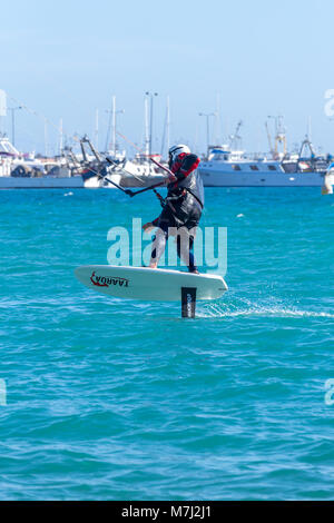 Palamos, Espagne. 10 mars 2018. Hydrofoil kite surfer dans la baie de Palamos en un jour très venteux, le 10 mars 2018, l'Espagne Crédit : Arpad Radoczy/Alamy Live News Banque D'Images