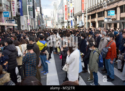 Tokyo, Japon. Mar 11, 2018. Des dizaines de milliers de personnes offrent des prières silencieuses pour ceux qui ont péri dans le tremblement de terre et le tsunami à Tokyos animation de quartier commerçant de Ginza, le dimanche 11 mars 2018, que le Japon observe le septième anniversaire de la pire catastrophe jamais des nations unies en 2011. Plus de 73 000 personnes n'ont pas encore retournés dans leur village à la suite de la calamité qui a fait des ravages sur une large bande de la région nord-est du Japon il y a sept ans aujourd'hui. Credit : Natsuki Sakai/AFLO/Alamy Live News Banque D'Images