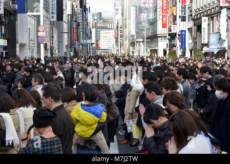 Tokyo, Japon. Mar 11, 2018. Des dizaines de milliers de personnes offrent des prières silencieuses pour ceux qui ont péri dans le tremblement de terre et le tsunami à Tokyos animation de quartier commerçant de Ginza, le dimanche 11 mars 2018, que le Japon observe le septième anniversaire de la pire catastrophe jamais des nations unies en 2011. Plus de 73 000 personnes n'ont pas encore retournés dans leur village à la suite de la calamité qui a fait des ravages sur une large bande de la région nord-est du Japon il y a sept ans aujourd'hui. Credit : Natsuki Sakai/AFLO/Alamy Live News Banque D'Images