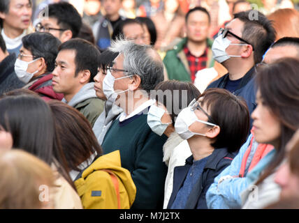 Tokyo, Japon. Mar 11, 2018. Des dizaines de milliers de personnes offrent des prières silencieuses pour ceux qui ont péri dans le tremblement de terre et le tsunami à Tokyos animation de quartier commerçant de Ginza, le dimanche 11 mars 2018, que le Japon observe le septième anniversaire de la pire catastrophe jamais des nations unies en 2011. Plus de 73 000 personnes n'ont pas encore retournés dans leur village à la suite de la calamité qui a fait des ravages sur une large bande de la région nord-est du Japon il y a sept ans aujourd'hui. Credit : Natsuki Sakai/AFLO/Alamy Live News Banque D'Images