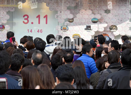 Tokyo, Japon. Mar 11, 2018. Des dizaines de milliers de personnes offrent des prières silencieuses pour ceux qui ont péri dans le tremblement de terre et le tsunami à Tokyos animation de quartier commerçant de Ginza, le dimanche 11 mars 2018, que le Japon observe le septième anniversaire de la pire catastrophe jamais des nations unies en 2011. Plus de 73 000 personnes n'ont pas encore retournés dans leur village à la suite de la calamité qui a fait des ravages sur une large bande de la région nord-est du Japon il y a sept ans aujourd'hui. Credit : Natsuki Sakai/AFLO/Alamy Live News Banque D'Images