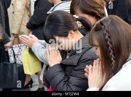 Tokyo, Japon. Mar 11, 2018. Des dizaines de milliers de personnes offrent des prières silencieuses pour ceux qui ont péri dans le tremblement de terre et le tsunami à Tokyos animation de quartier commerçant de Ginza, le dimanche 11 mars 2018, que le Japon observe le septième anniversaire de la pire catastrophe jamais des nations unies en 2011. Plus de 73 000 personnes n'ont pas encore retournés dans leur village à la suite de la calamité qui a fait des ravages sur une large bande de la région nord-est du Japon il y a sept ans aujourd'hui. Credit : Natsuki Sakai/AFLO/Alamy Live News Banque D'Images