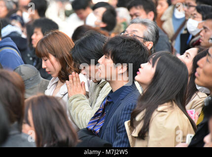 Tokyo, Japon. Mar 11, 2018. Des dizaines de milliers de personnes offrent des prières silencieuses pour ceux qui ont péri dans le tremblement de terre et le tsunami à Tokyos animation de quartier commerçant de Ginza, le dimanche 11 mars 2018, que le Japon observe le septième anniversaire de la pire catastrophe jamais des nations unies en 2011. Plus de 73 000 personnes n'ont pas encore retournés dans leur village à la suite de la calamité qui a fait des ravages sur une large bande de la région nord-est du Japon il y a sept ans aujourd'hui. Credit : Natsuki Sakai/AFLO/Alamy Live News Banque D'Images