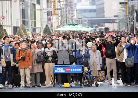 Tokyo, Japon. Mar 11, 2018. Des dizaines de milliers de personnes offrent des prières silencieuses pour ceux qui ont péri dans le tremblement de terre et le tsunami à Tokyos animation de quartier commerçant de Ginza, le dimanche 11 mars 2018, que le Japon observe le septième anniversaire de la pire catastrophe jamais des nations unies en 2011. Plus de 73 000 personnes n'ont pas encore retournés dans leur village à la suite de la calamité qui a fait des ravages sur une large bande de la région nord-est du Japon il y a sept ans aujourd'hui. Credit : Natsuki Sakai/AFLO/Alamy Live News Banque D'Images