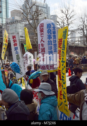 Tokyo, Japon. Mar 11, 2018. Un groupe de manifestants portent avec elles des banderoles et des pancartes dans une manifestation de rue contre les centrales nucléaires en face de Tokyo Electric Power Companys siège social à Tokyo le Dimanche, Mars 11, 2018. Le Japon observe le 7e anniversaire de le tremblement de terre et le tsunami qui a conduit à l'une des pires catastrophes nucléaires jamais à l'immense centrale électrique de l'utilitaire de companys de Fukushima, quelques 140 kilomètres au nord-est de Tokyo, il y a sept ans aujourd'hui. Credit : Natsuki Sakai/AFLO/Alamy Live News Banque D'Images