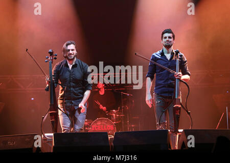 Sarajevo, Bosnie-et-Herzégovine. Mar 10, 2018. Luka Sulic (R) et Stjepan Hauser, membres du violoncelliste croate '2duo violoncelles", debout sur la scène lors de leur concert à Sarajevo, Bosnie-Herzégovine, le 10 mars 2018. Credit : Haris Memija/Xinhua/Alamy Live News Banque D'Images