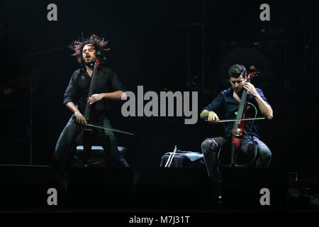 Sarajevo, Bosnie-et-Herzégovine. Mar 10, 2018. Luka Sulic (R) et Stjepan Hauser, membres du violoncelliste croate '2duo violoncelles', effectuer pendant leur concert à Sarajevo, Bosnie-Herzégovine, le 10 mars 2018. Credit : Haris Memija/Xinhua/Alamy Live News Banque D'Images