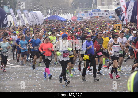Barcelone, Catalogne, Espagne. 11 mars 2018. Marathon de Barcelone. Porteur au début de la course. Crédit : Marc Soler/Alamy Live News. Banque D'Images