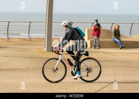 Blackpool, Lancashire. Météo britannique. 11 mars, 2018. Journée de printemps chaud sur la côte comme les vacanciers et les touristes profiter d'une brève période d'ensoleillement sur le front de mer de Blackpool. /AlamyLiveNews MediaWorldImages Crédit : Banque D'Images