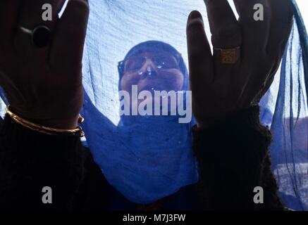 Srinagar, Inde. Mar 11, 2018. Une femme pleure comme elle prie lors d'un festival pour marquer l'anniversaire de la mort d'Abou Bakr, l'un des compagnons du prophète Mohammed (PSL) au Sanctuaire Hazratbal à Srinagar, Cachemire sous administration indienne. L'urs annuel de Hazrat Abou Bakr As-Siddique, compagnon du prophète Mohammed (PSL), a été observée avec l'inspiration religieuse, avec les dévots restaurants le sanctuaire Hazratbal tout au long de la journée. Credit : Saqib Majeed/SOPA Images/ZUMA/Alamy Fil Live News Banque D'Images