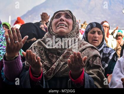 Srinagar, Inde. Mar 11, 2018. Une femme pleure comme elle prie lors d'un festival pour marquer l'anniversaire de la mort d'Abou Bakr, l'un des compagnons du prophète Mohammed (PSL) au Sanctuaire Hazratbal à Srinagar, Cachemire sous administration indienne. L'urs annuel de Hazrat Abou Bakr As-Siddique, compagnon du prophète Mohammed (PSL), a été observée avec l'inspiration religieuse, avec les dévots restaurants le sanctuaire Hazratbal tout au long de la journée. Credit : Saqib Majeed/SOPA Images/ZUMA/Alamy Fil Live News Banque D'Images