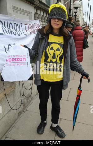 Londres, Royaume-Uni. 11 mars, 2018. La campagne pour le désarmement nucléaire se sont rassemblés dans le centre de Londres, en face de l'ambassade du Japon à Mars et un rassemblement pour commémorer la catastrophe de Fukushima..C'était un accident de l'énergie à la centrale nucléaire de Fukushima Daiichi à Okuma, préfecture de Fukushima, initiée principalement par le tsunami suite au séisme de Tōhoku le 11 mars 2011.573 morts ont été certifiés comme étant 'Disaster" par 13 municipalités touchées par la catastrophe nucléaire de Fukushima Crédit : Paul Quezada-Neiman/Alamy Live News Banque D'Images