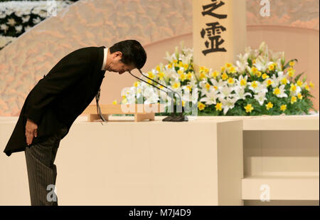 Tokyo, Japon. Mar 11, 2018. Le Premier ministre japonais Shinzo Abe s'incline au cours de la septième service commémoratif pour les victimes de la 11 mars 2011 Séisme et tsunami au Japon, Tokyo, le 11 mars 2018. Credit : Piscine/Xinhua/Alamy Live News Banque D'Images