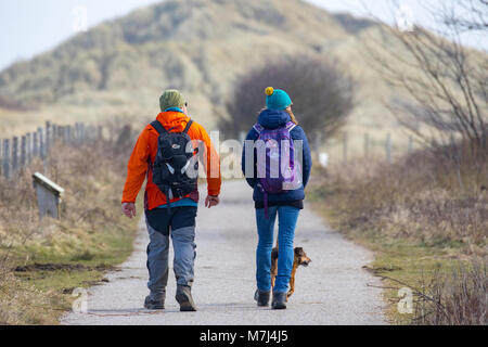 Flintshire, Wales, UK UK Weather : un après-midi chaud et ensoleillé de la fin sur la côte nord du Pays de Galles avec les personnes bénéficiant d'une promenade du dimanche sur la fête des mères à la plage et les dunes de Talacre, Flintshire, au Pays de Galles Banque D'Images