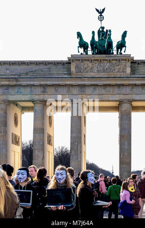 Berlin, Allemagne. 11 mars, 2018. "Anonyme" pour l'organisation de défense des droits des animaux sans voix convaincante des touristes à la porte de Brandebourg à envisager un régime végétalien les militants de rue extraits de films de l'utiliser sur des ordinateurs portables à informer le public de la violence inutile et que l'exploitation des animaux dans la chaîne alimentaire humaine de l'expérience. Credit : Eden Breitz/Alamy Live News Banque D'Images