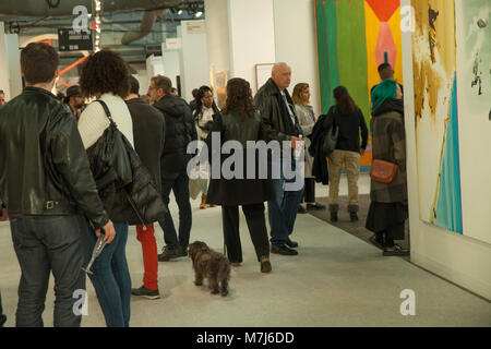 New York, USA. 10 mars, 2018. Les visiteurs assistent à Armory Show à Piers 92 & 94 Crédit : lev radin/Alamy Live News Banque D'Images